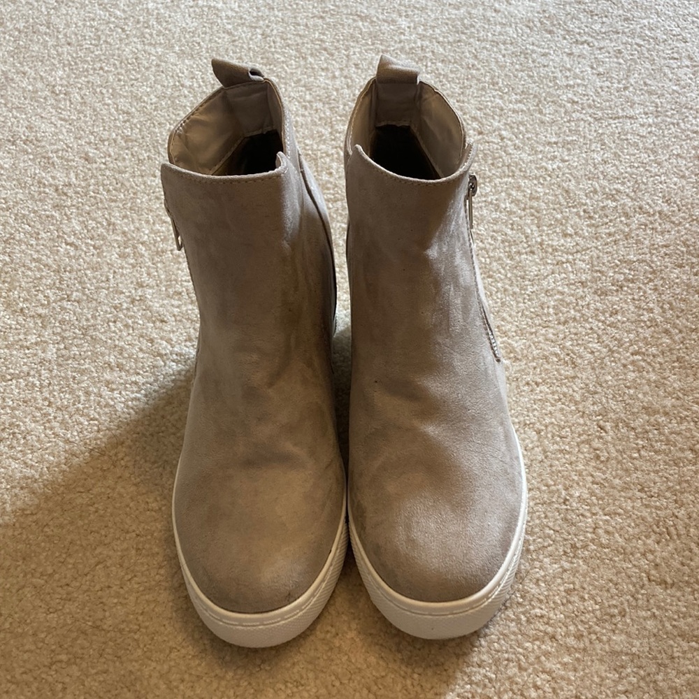 Light gray memory phone wedges!